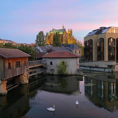 Une Vue Les Pieds Dans L'Eau Metz Eksteriør billede